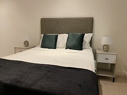 Cosy Stunning two Bed Apartment With Balcony