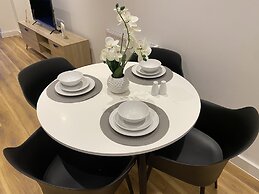 Cosy Stunning two Bed Apartment With Balcony