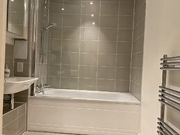 Cosy Stunning two Bed Apartment With Balcony