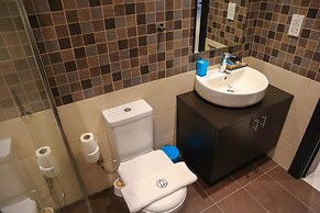 Peaceful Home With hot tub and 2 Communal Pools