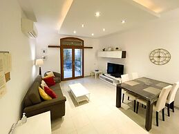 Peaceful Home With hot tub and 2 Communal Pools