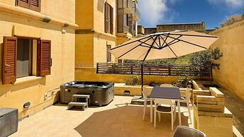 Peaceful Home With hot tub and 2 Communal Pools