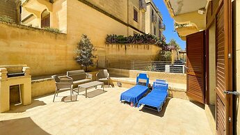 Peaceful Home With hot tub and 2 Communal Pools