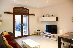 Peaceful Home With hot tub and 2 Communal Pools