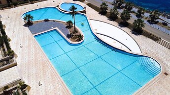 Peaceful Home With hot tub and 2 Communal Pools