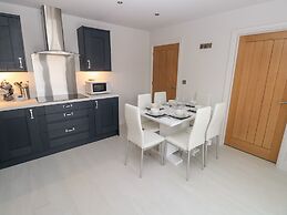 Lunaroxx, 6 Meadow Gardens, Kilgetty