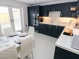 Lunaroxx, 6 Meadow Gardens, Kilgetty