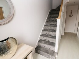 Lunaroxx, 6 Meadow Gardens, Kilgetty