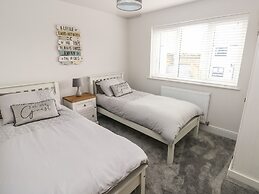 Lunaroxx, 6 Meadow Gardens, Kilgetty