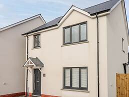 Lunaroxx, 6 Meadow Gardens, Kilgetty