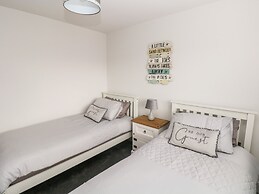 Lunaroxx, 6 Meadow Gardens, Kilgetty