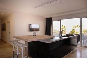 Comfortable Home With hot tub and Communal Pool