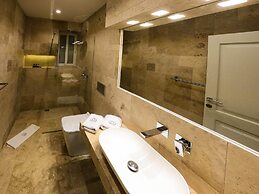 Comfortable Home With hot tub and Communal Pool