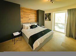 Comfortable Home With hot tub and Communal Pool