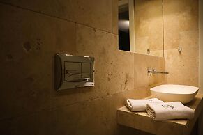 Comfortable Home With hot tub and Communal Pool