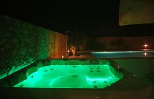 Comfortable Home With hot tub and Communal Pool