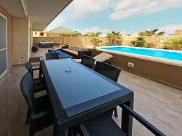 Comfortable Home With hot tub and Communal Pool