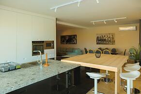 Comfortable Home With hot tub and Communal Pool