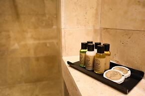 Comfortable Home With hot tub and Communal Pool