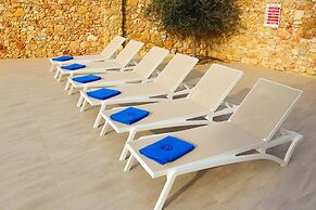 Comfortable Home With hot tub and Communal Pool