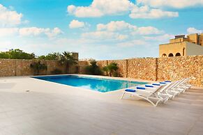 Comfortable Home With hot tub and Communal Pool