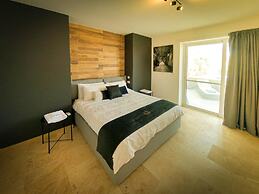 Comfortable Home With hot tub and Communal Pool