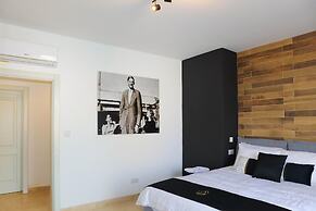 Comfortable Home With hot tub and Communal Pool