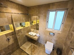 Comfortable Home With hot tub and Communal Pool