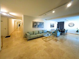 Comfortable Home With hot tub and Communal Pool