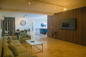 Comfortable Home With hot tub and Communal Pool