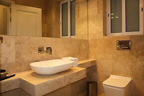 Comfortable Home With hot tub and Communal Pool