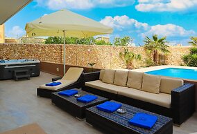 Comfortable Home With hot tub and Communal Pool