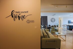 Comfortable Home With hot tub and Communal Pool