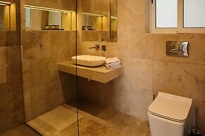 Comfortable Home With hot tub and Communal Pool