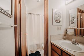 55sw - Fireplace - D/w - W/d - Sleeps 4 2 Bedroom Condo by Redawning