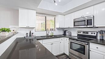 Beautiful Newly Remodeled 2-bdrm Biltmore Condo!