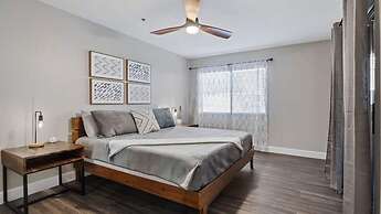 Beautiful Newly Remodeled 2-bdrm Biltmore Condo!