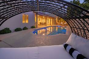 Luxury Lookout Canyon 5 Bdrm Stunner W/htd Pool!