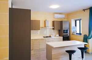 3 Bedroom Apartment With Private Pool and hot tub