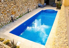 3 Bedroom Apartment With Private Pool and hot tub