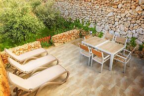 3 Bedroom Apartment With Private Pool and hot tub