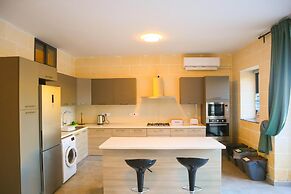 3 Bedroom Apartment With Private Pool and hot tub
