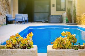 3 Bedroom Apartment With Private Pool and hot tub