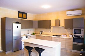 3 Bedroom Apartment With Private Pool and hot tub