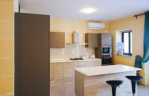 3 Bedroom Apartment With Private Pool and hot tub