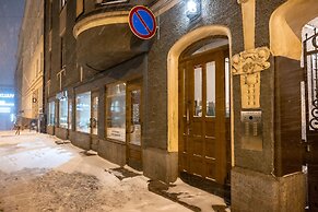 2ndhomes Center Home w Sauna & Balcony