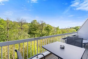 Elegant 1BR Apt: Balcony, Pool, Central Location