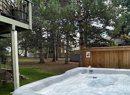 Couples Retreat With Hot Tub, Sauna and Steam Room