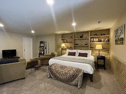 Couples Retreat With Hot Tub, Sauna and Steam Room