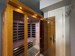 Couples Retreat With Hot Tub, Sauna and Steam Room